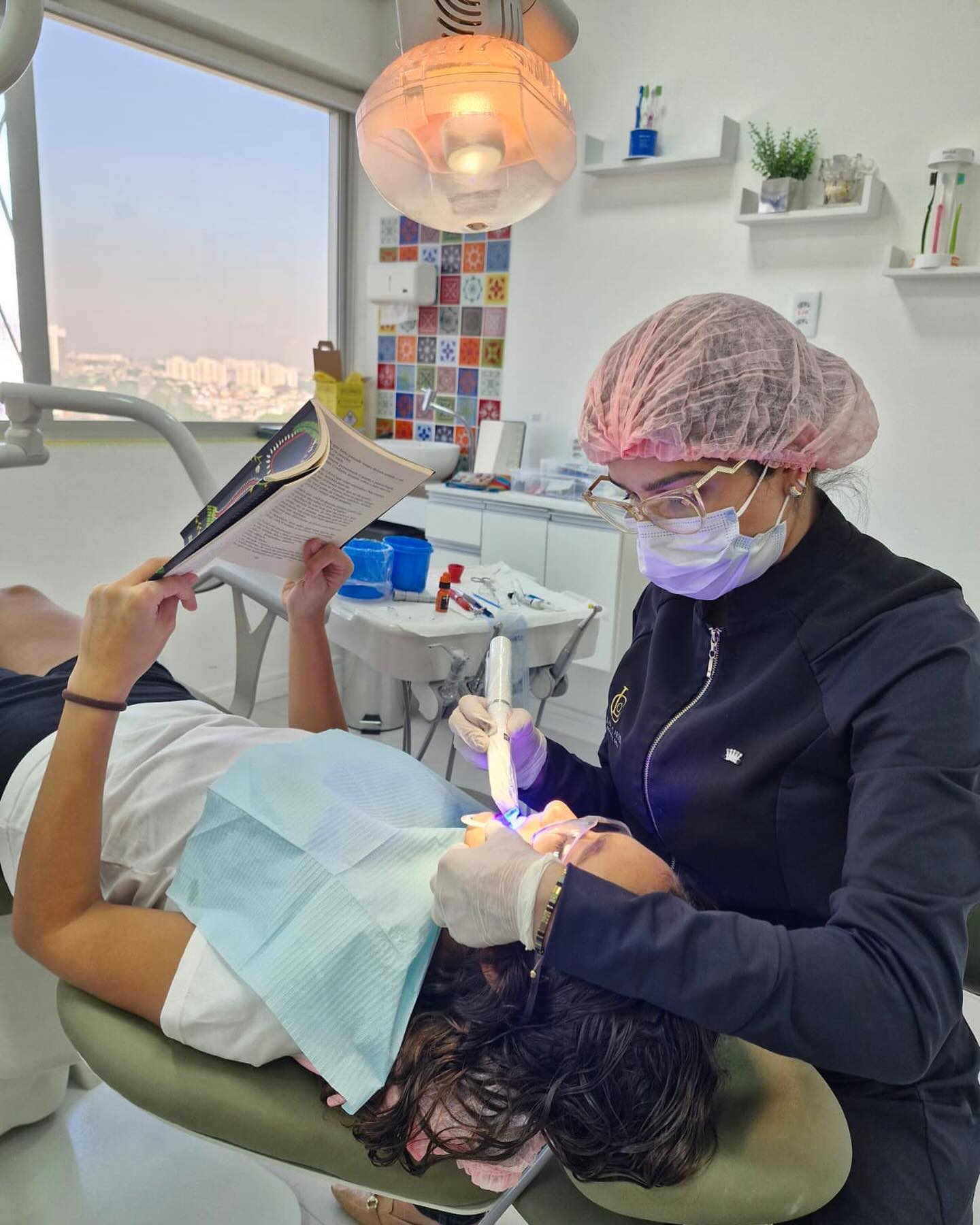 Atendimento odontológico em ambiente clínico